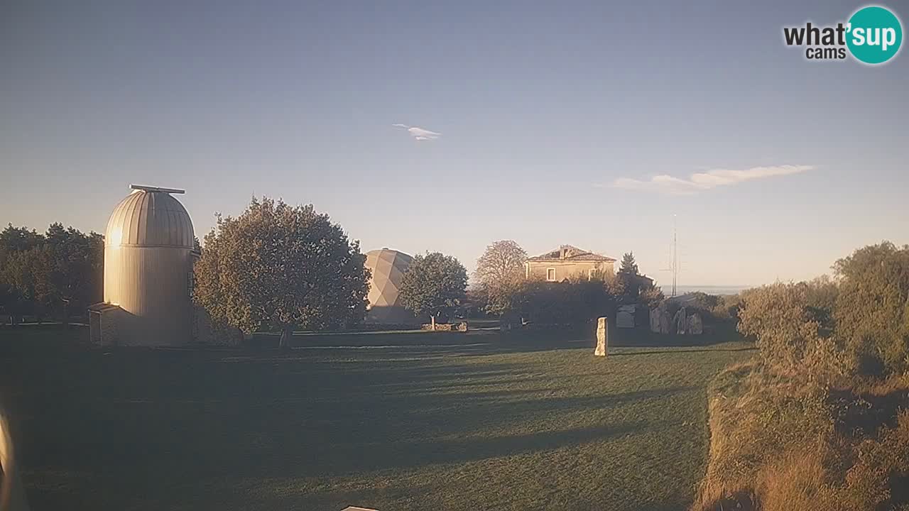 Webcam live dell’Osservatorio di  – Esplora il cielo, gli asteroidi, i comete e i meteoroidi.