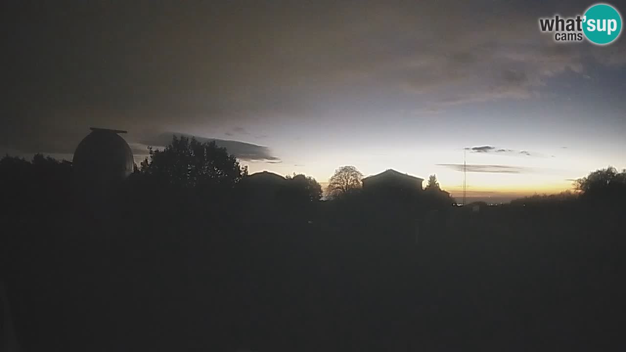 Webcam live dell’Osservatorio di  – Esplora il cielo, gli asteroidi, i comete e i meteoroidi.