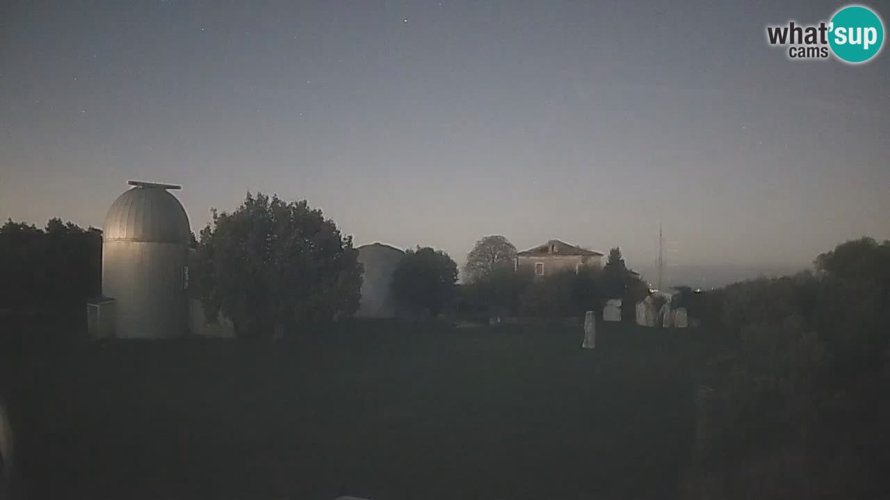 Webcam live dell’Osservatorio di  – Esplora il cielo, gli asteroidi, i comete e i meteoroidi.