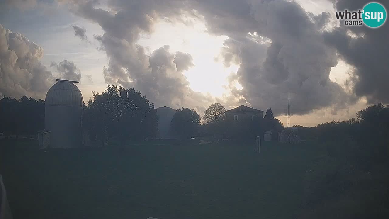 Webcam live dell’Osservatorio di  – Esplora il cielo, gli asteroidi, i comete e i meteoroidi.