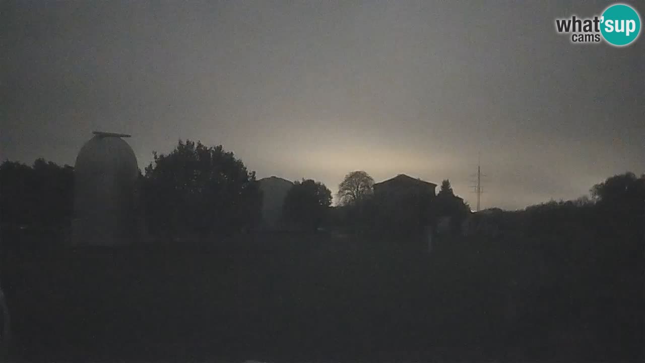 Webcam live dell’Osservatorio di  – Esplora il cielo, gli asteroidi, i comete e i meteoroidi.