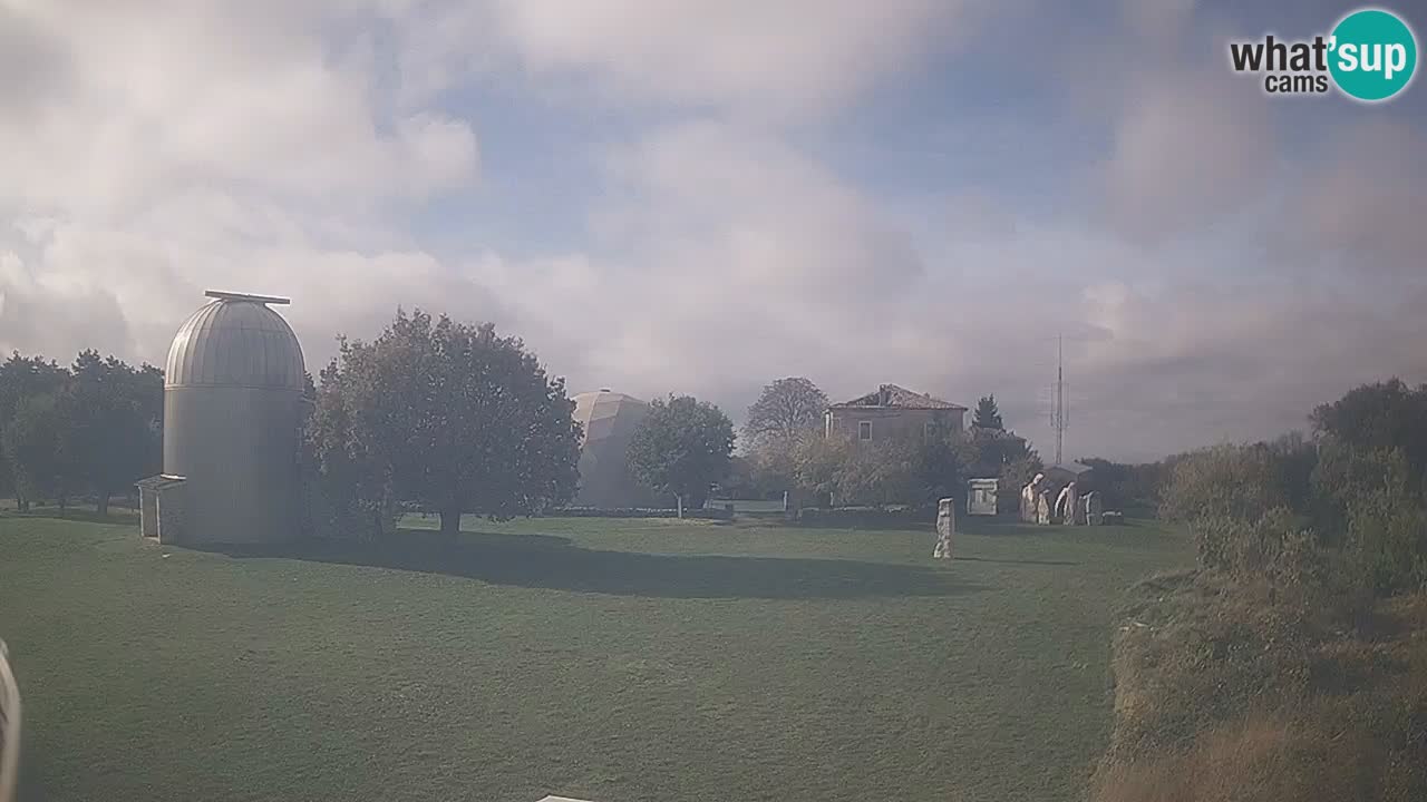 Webcam live dell’Osservatorio di  – Esplora il cielo, gli asteroidi, i comete e i meteoroidi.