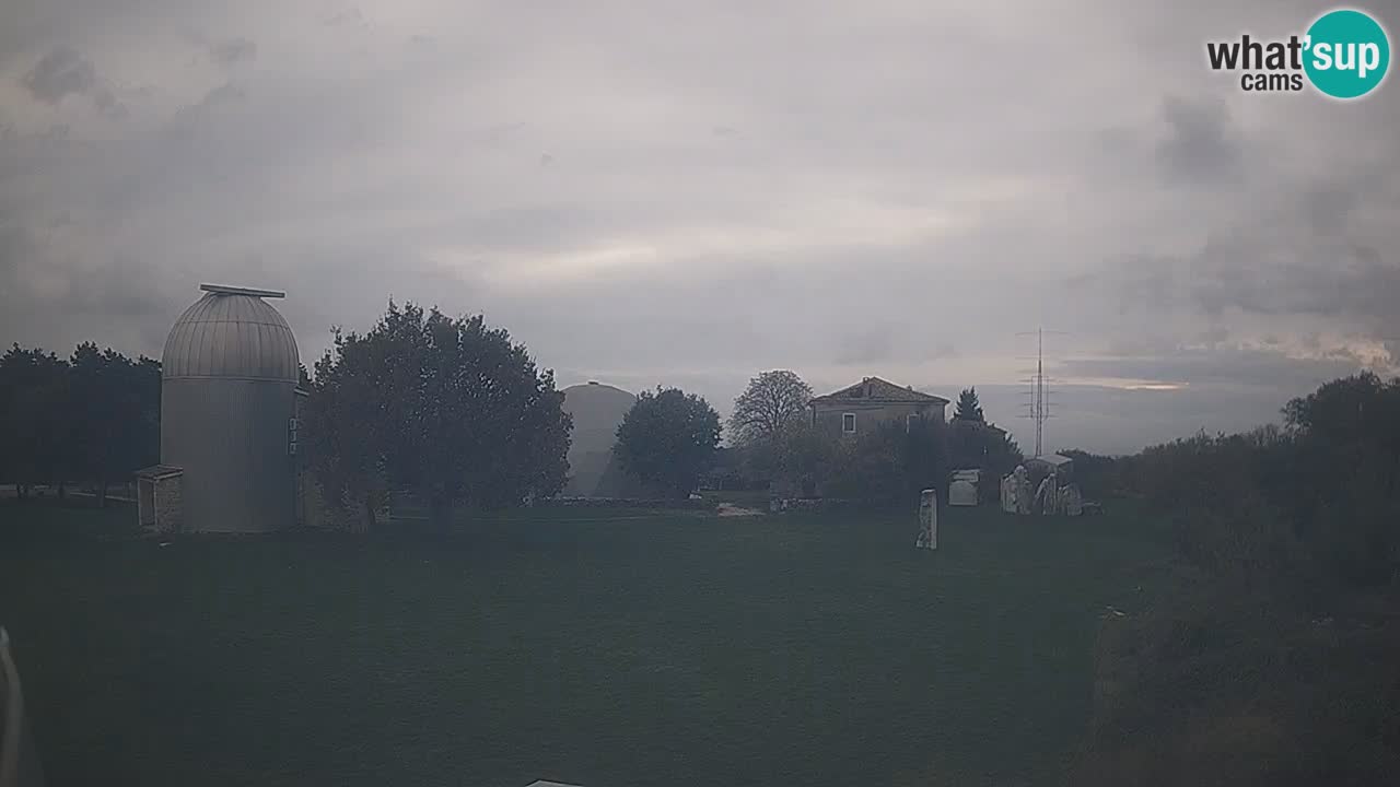 Webcam live dell’Osservatorio di  – Esplora il cielo, gli asteroidi, i comete e i meteoroidi.