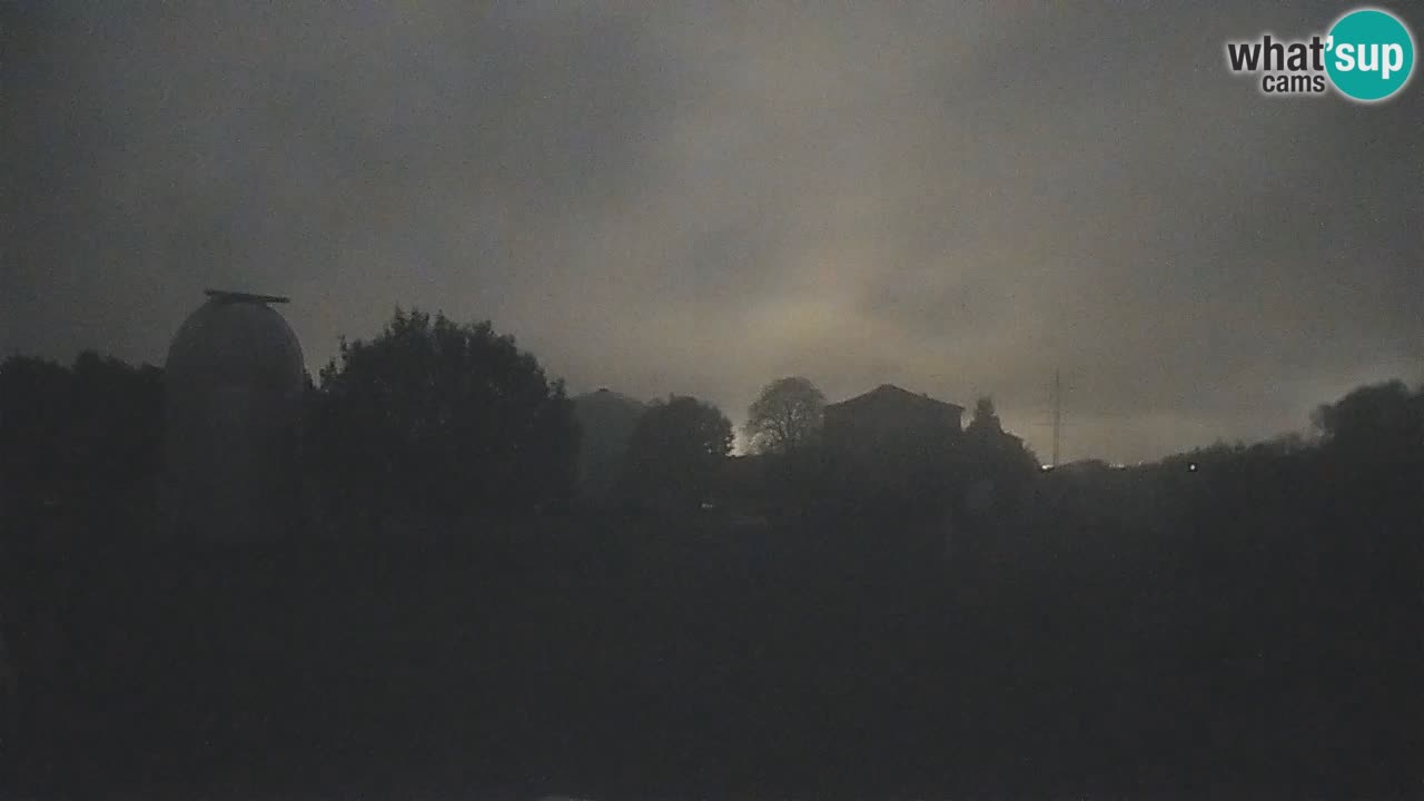 Webcam live dell’Osservatorio di  – Esplora il cielo, gli asteroidi, i comete e i meteoroidi.