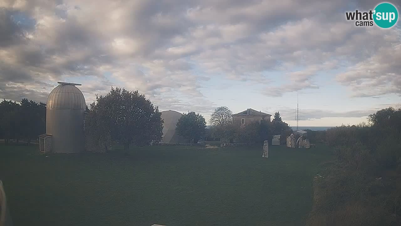 Webcam live dell’Osservatorio di  – Esplora il cielo, gli asteroidi, i comete e i meteoroidi.