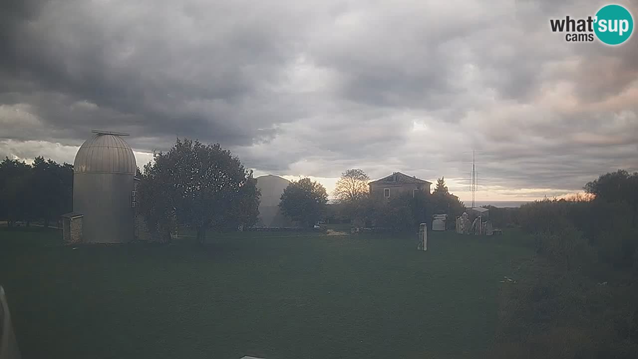 Webcam live dell’Osservatorio di  – Esplora il cielo, gli asteroidi, i comete e i meteoroidi.