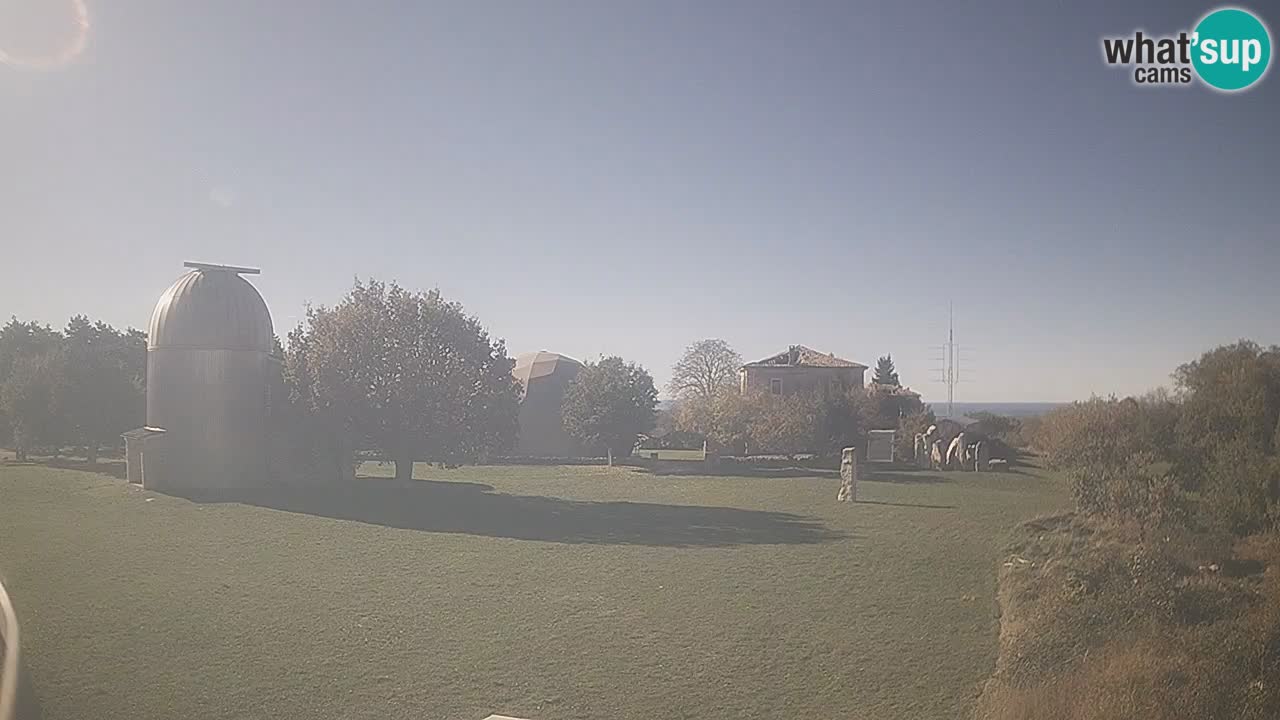 Webcam live dell’Osservatorio di  – Esplora il cielo, gli asteroidi, i comete e i meteoroidi.