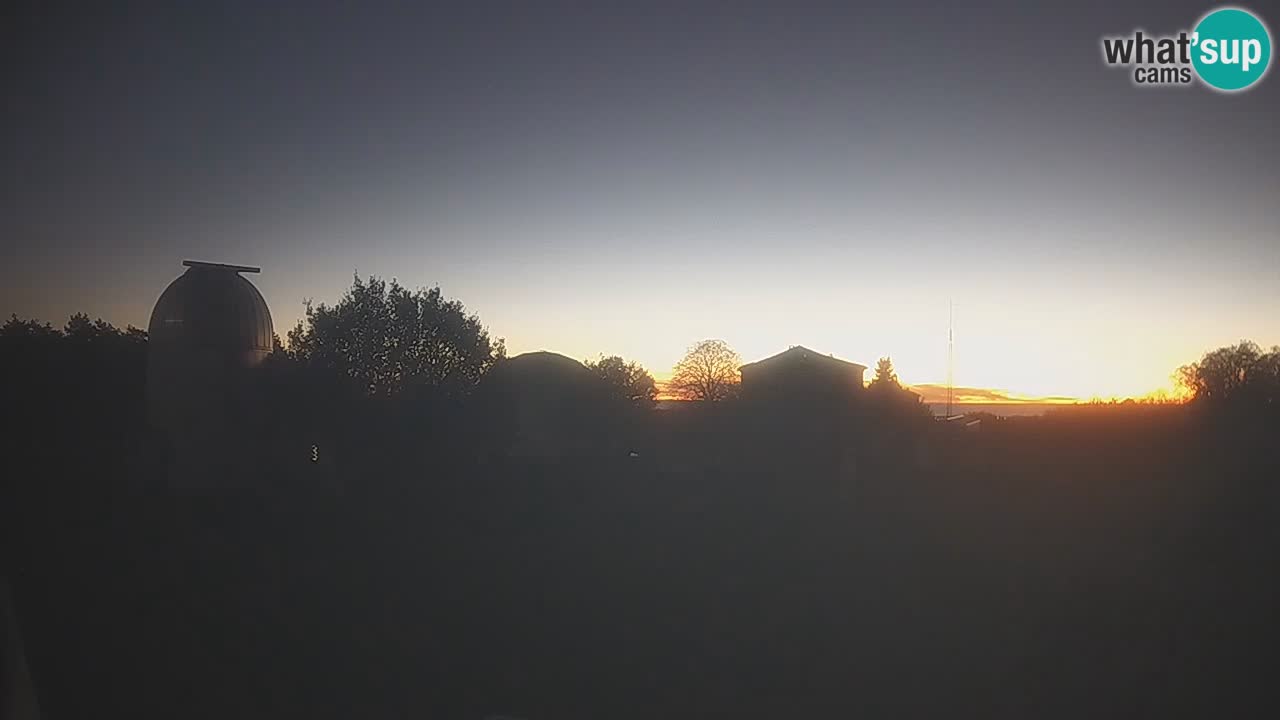 Webcam live dell’Osservatorio di  – Esplora il cielo, gli asteroidi, i comete e i meteoroidi.