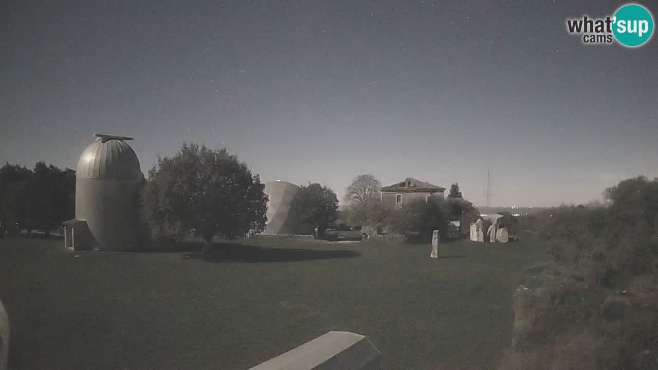 Webcam live dell’Osservatorio di  – Esplora il cielo, gli asteroidi, i comete e i meteoroidi.