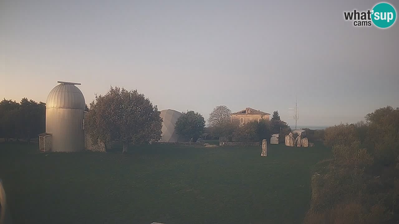 Webcam live dell’Osservatorio di  – Esplora il cielo, gli asteroidi, i comete e i meteoroidi.