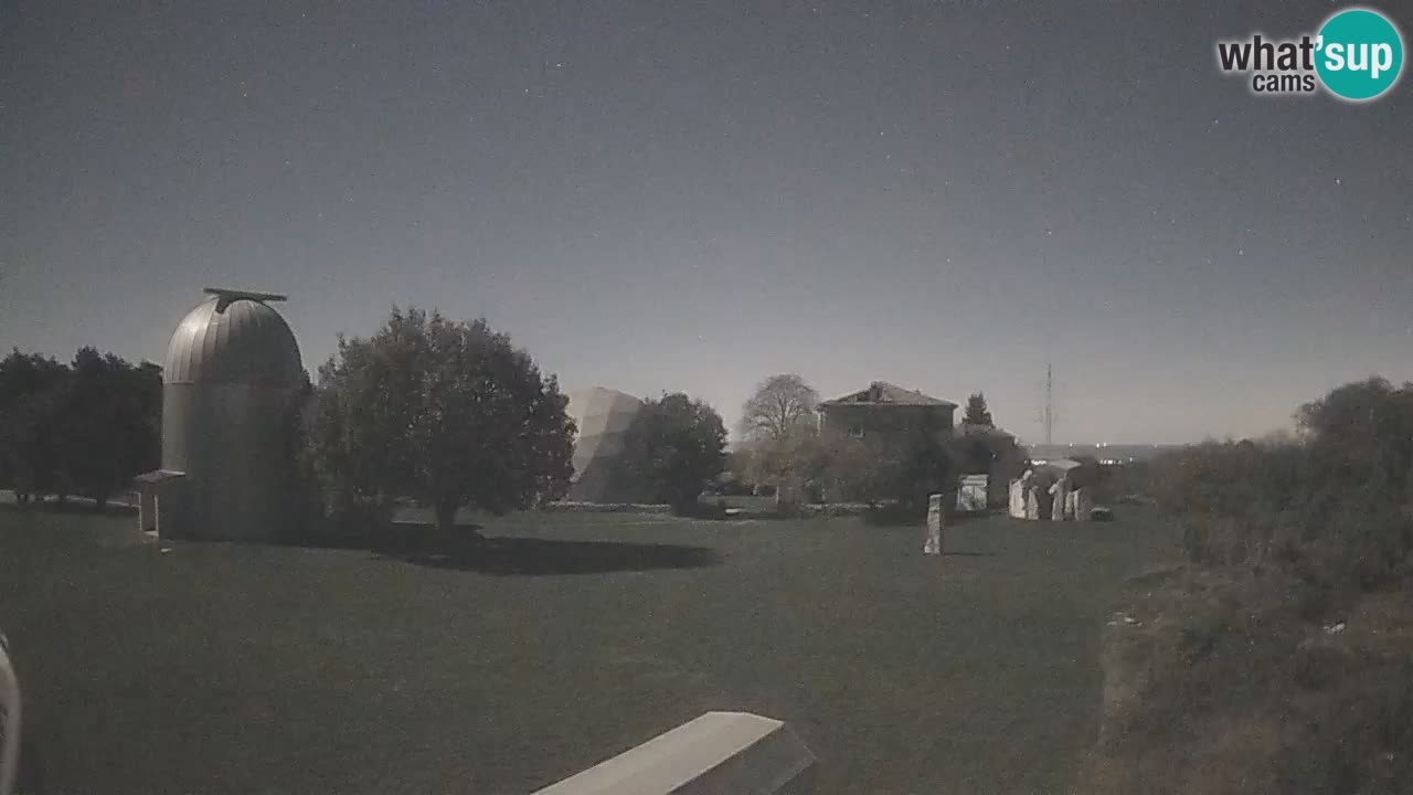 Webcam live dell’Osservatorio di  – Esplora il cielo, gli asteroidi, i comete e i meteoroidi.