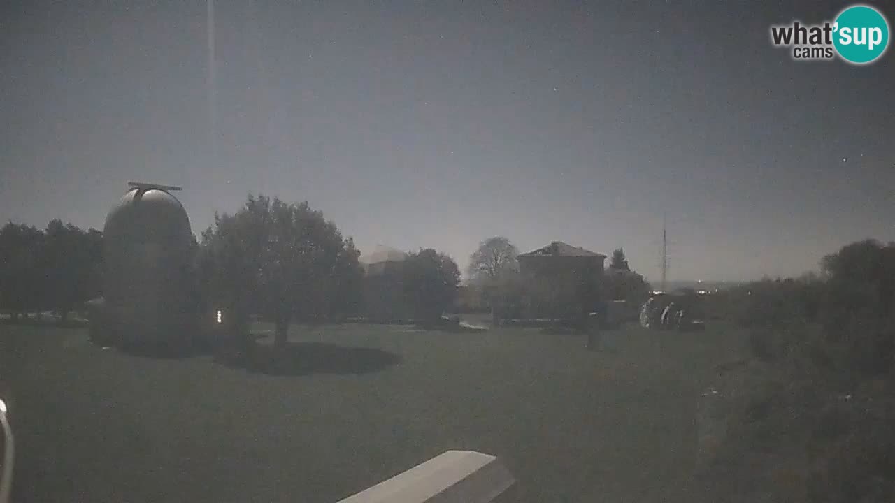 Webcam live dell’Osservatorio di  – Esplora il cielo, gli asteroidi, i comete e i meteoroidi.