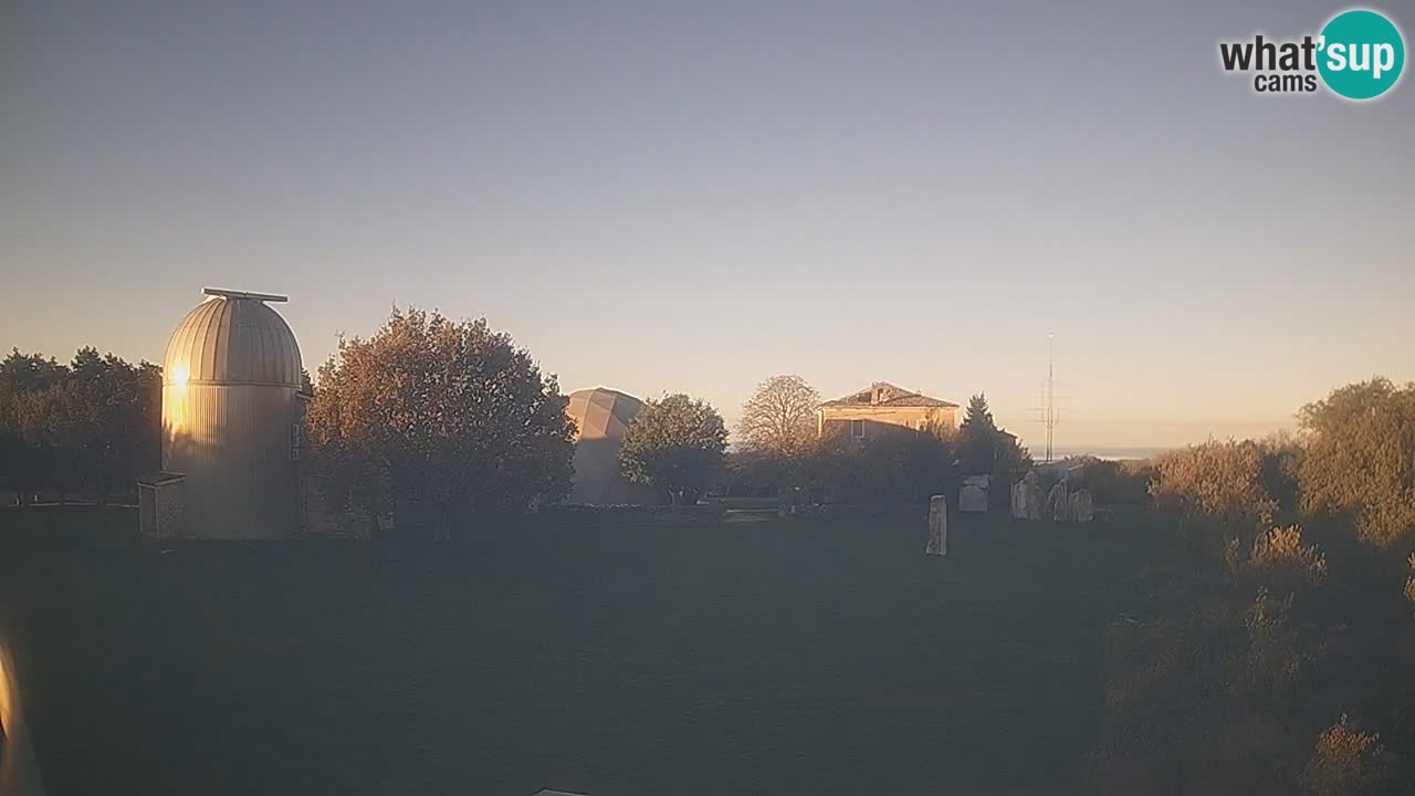 Webcam live dell’Osservatorio di  – Esplora il cielo, gli asteroidi, i comete e i meteoroidi.