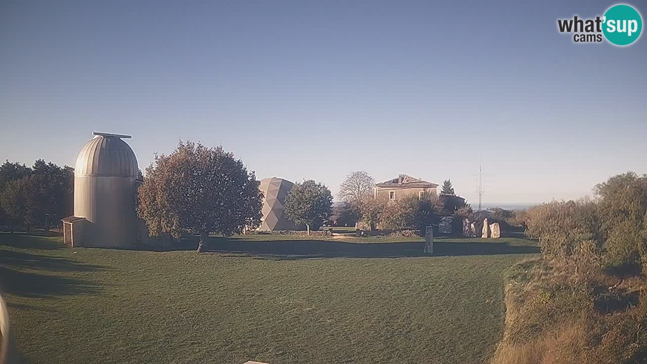 Webcam live dell’Osservatorio di  – Esplora il cielo, gli asteroidi, i comete e i meteoroidi.