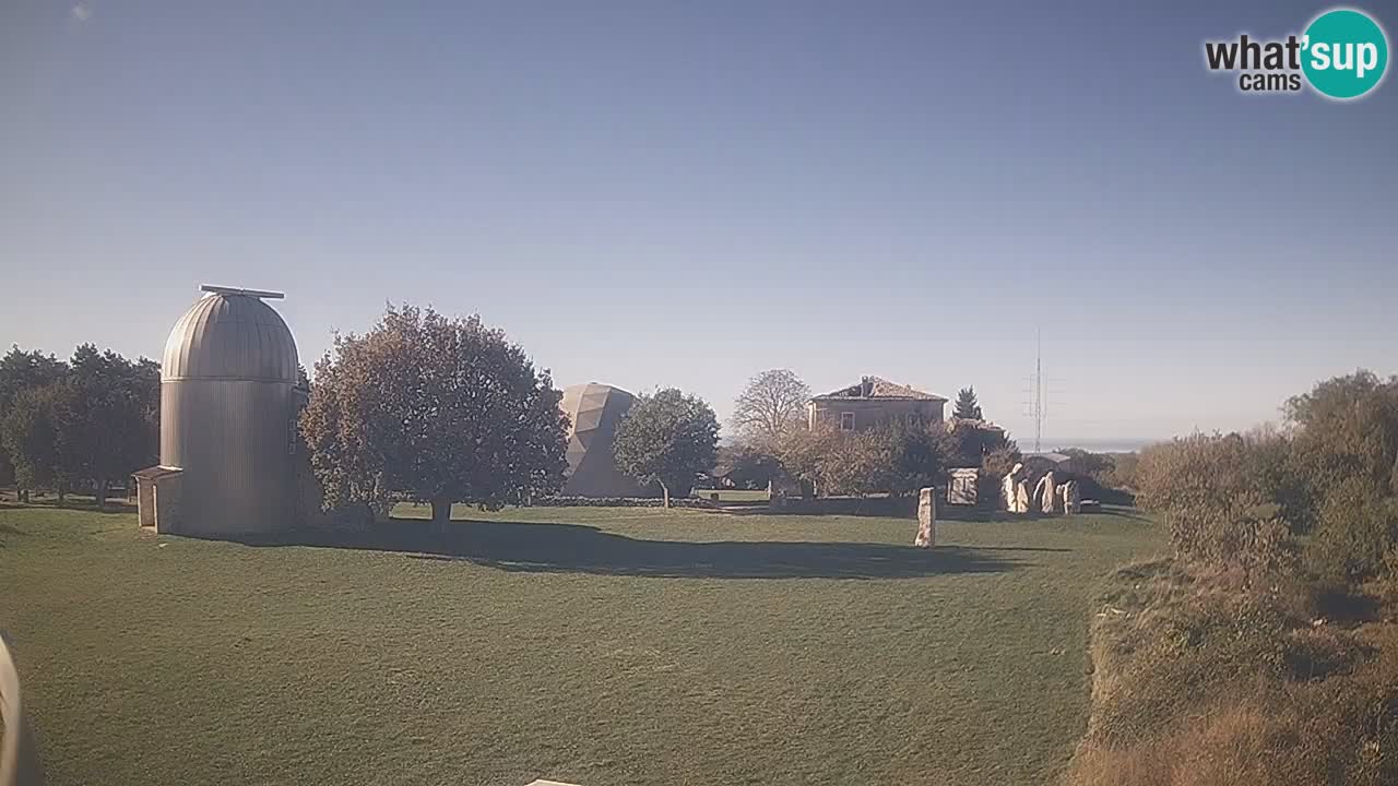 Webcam live dell’Osservatorio di  – Esplora il cielo, gli asteroidi, i comete e i meteoroidi.