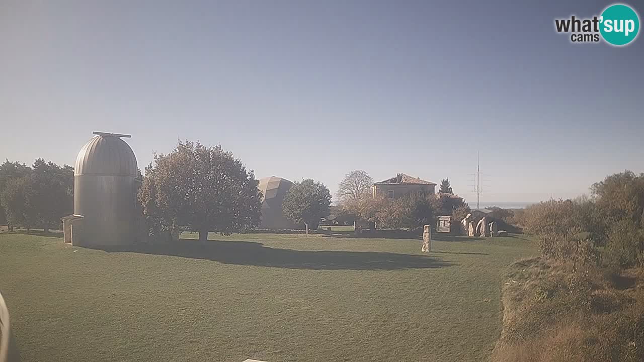 Webcam live dell’Osservatorio di  – Esplora il cielo, gli asteroidi, i comete e i meteoroidi.