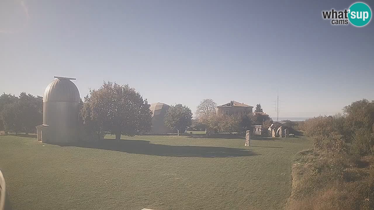 Webcam live dell’Osservatorio di  – Esplora il cielo, gli asteroidi, i comete e i meteoroidi.