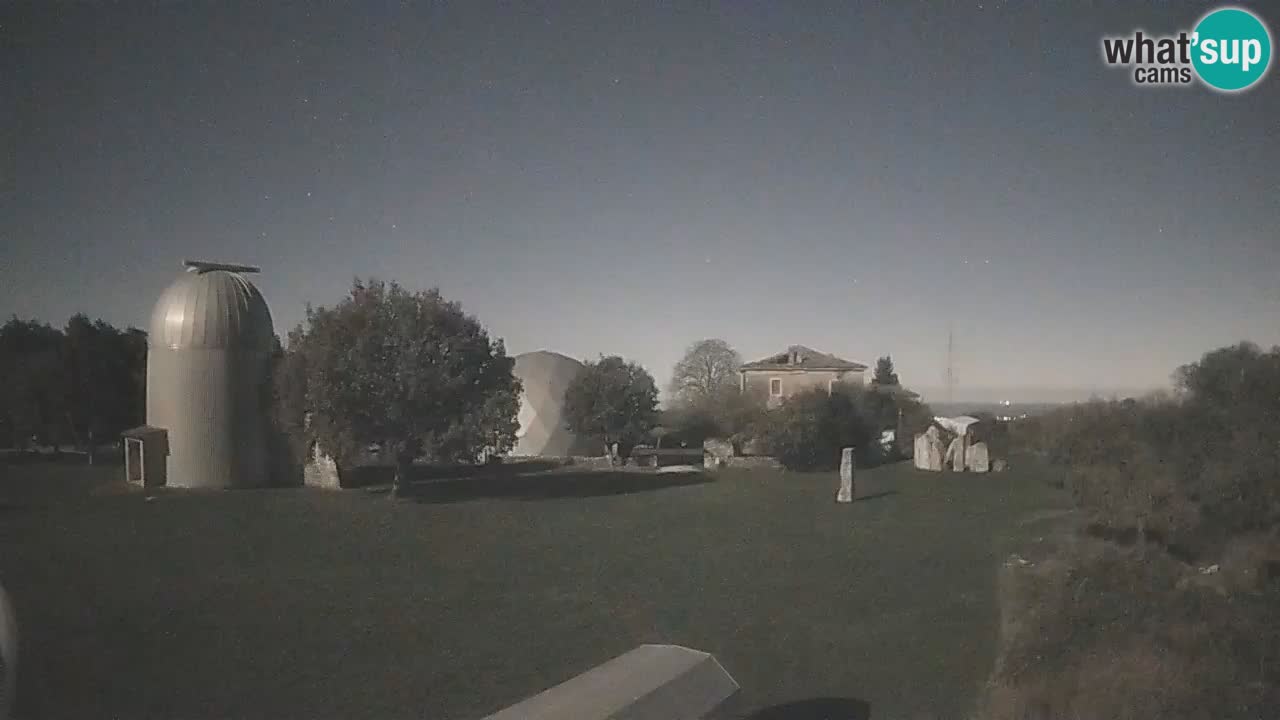 Webcam live dell’Osservatorio di  – Esplora il cielo, gli asteroidi, i comete e i meteoroidi.