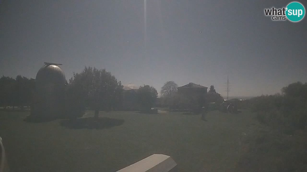 Webcam live dell’Osservatorio di  – Esplora il cielo, gli asteroidi, i comete e i meteoroidi.