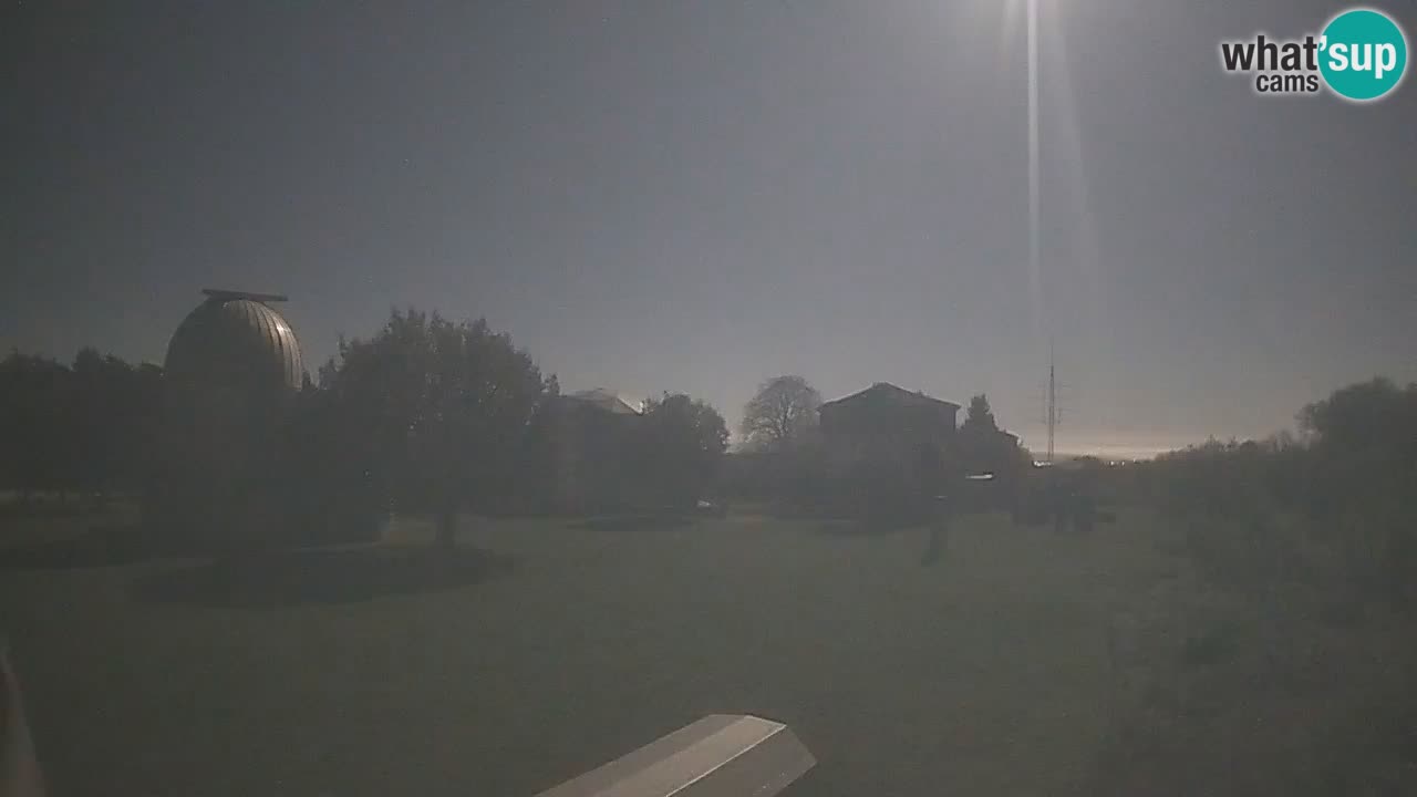 Webcam live dell’Osservatorio di  – Esplora il cielo, gli asteroidi, i comete e i meteoroidi.