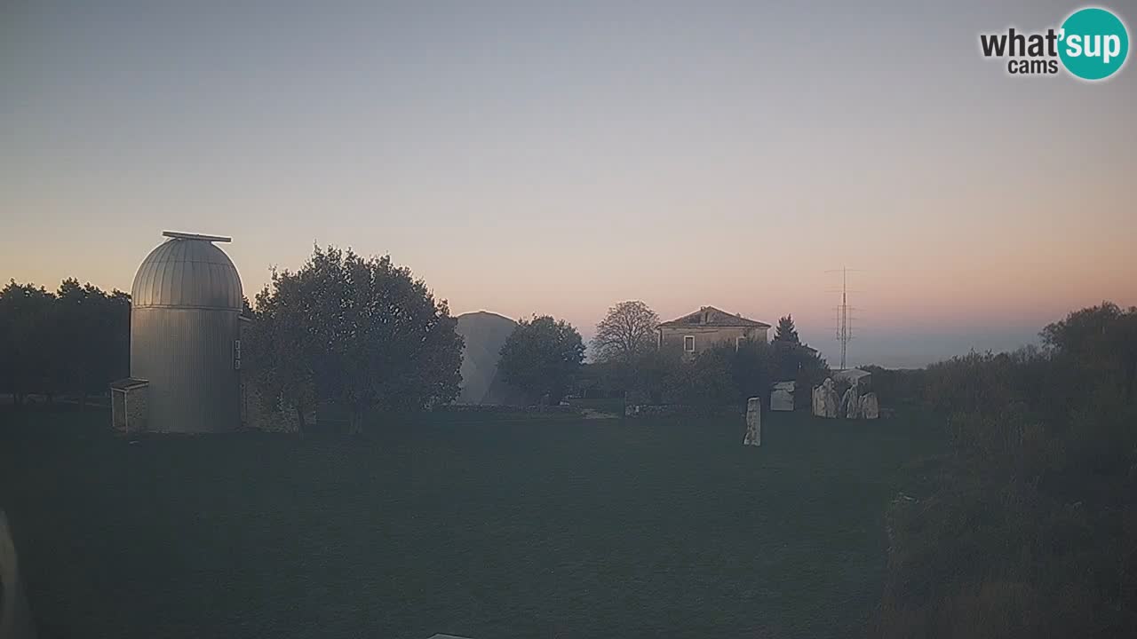 Webcam live dell’Osservatorio di  – Esplora il cielo, gli asteroidi, i comete e i meteoroidi.