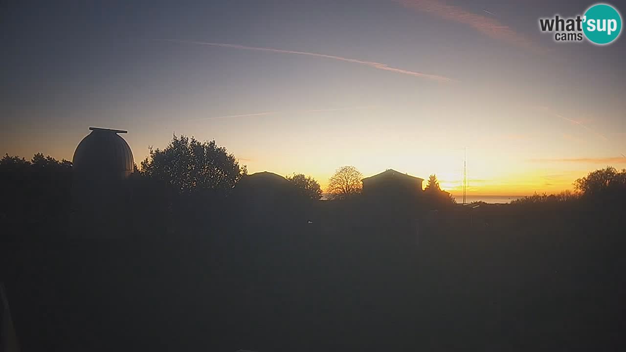 Webcam live dell’Osservatorio di  – Esplora il cielo, gli asteroidi, i comete e i meteoroidi.