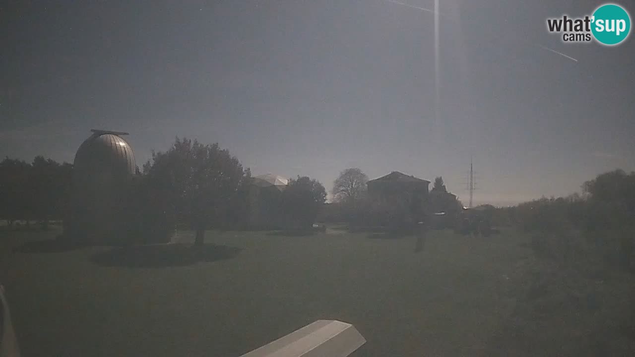 Webcam live dell’Osservatorio di  – Esplora il cielo, gli asteroidi, i comete e i meteoroidi.