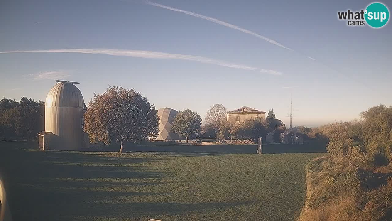 Webcam live dell’Osservatorio di  – Esplora il cielo, gli asteroidi, i comete e i meteoroidi.