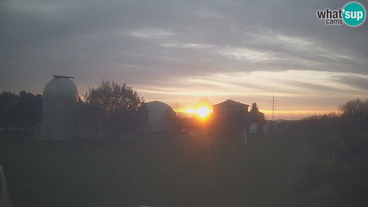 Webcam live dell’Osservatorio di  – Esplora il cielo, gli asteroidi, i comete e i meteoroidi.