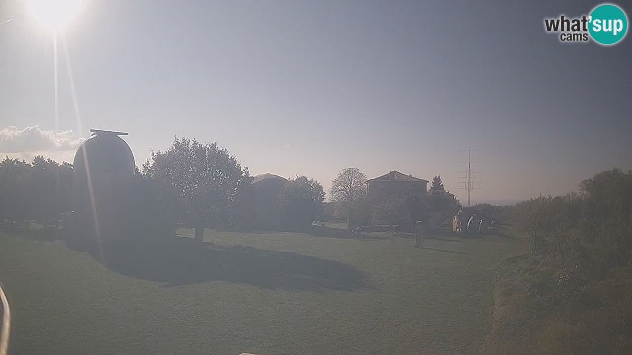 Webcam live dell’Osservatorio di  – Esplora il cielo, gli asteroidi, i comete e i meteoroidi.