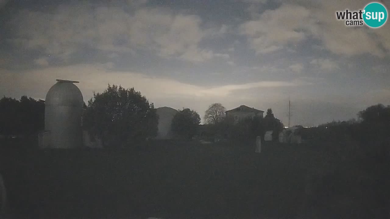 Webcam live dell’Osservatorio di  – Esplora il cielo, gli asteroidi, i comete e i meteoroidi.