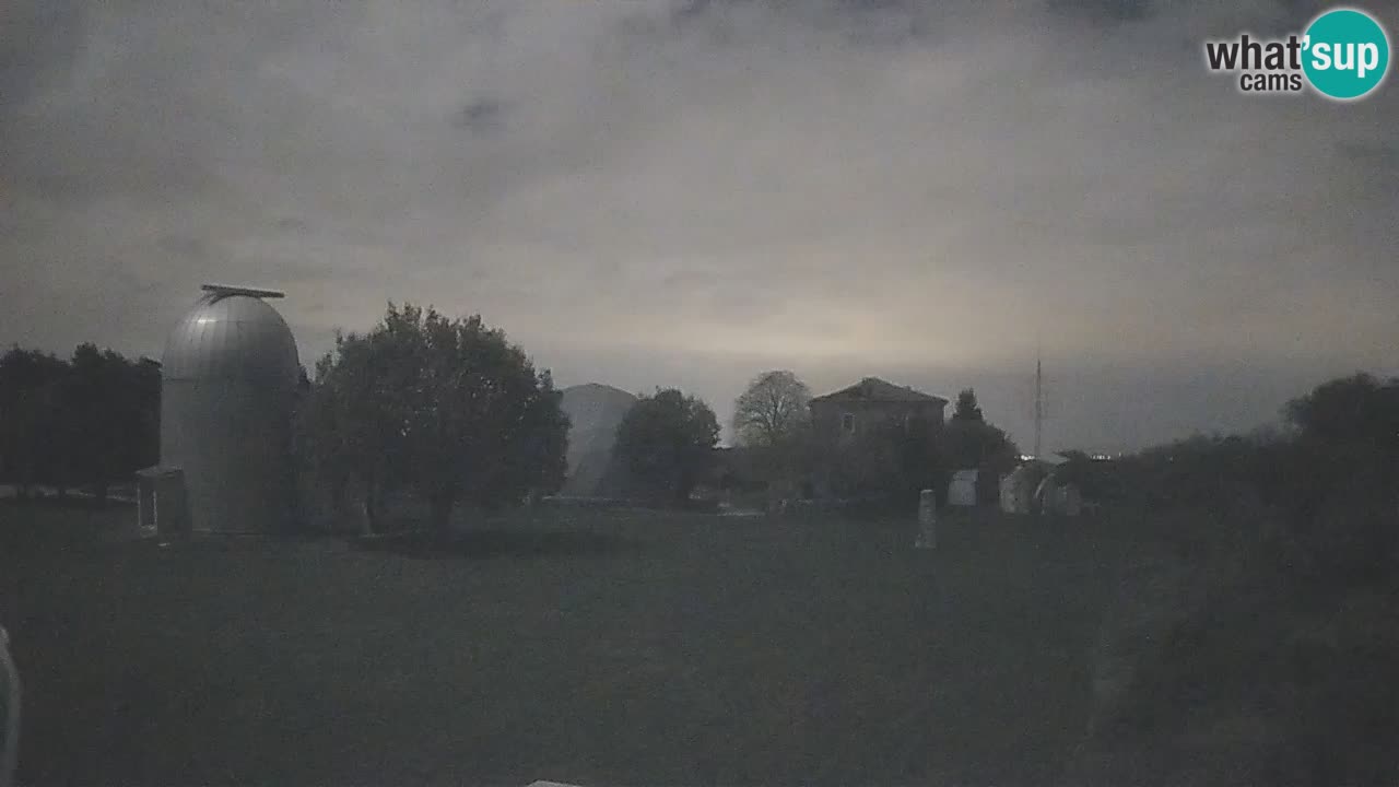 Webcam live dell’Osservatorio di  – Esplora il cielo, gli asteroidi, i comete e i meteoroidi.