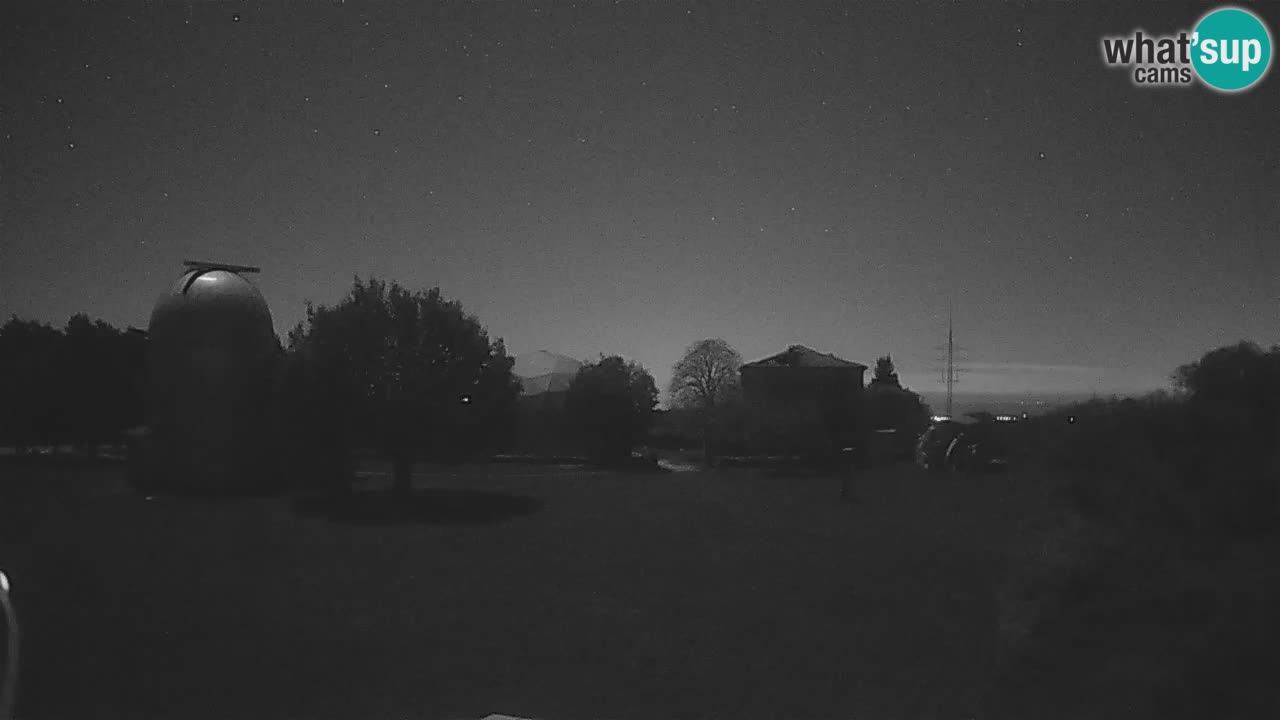 Webcam live dell’Osservatorio di  – Esplora il cielo, gli asteroidi, i comete e i meteoroidi.