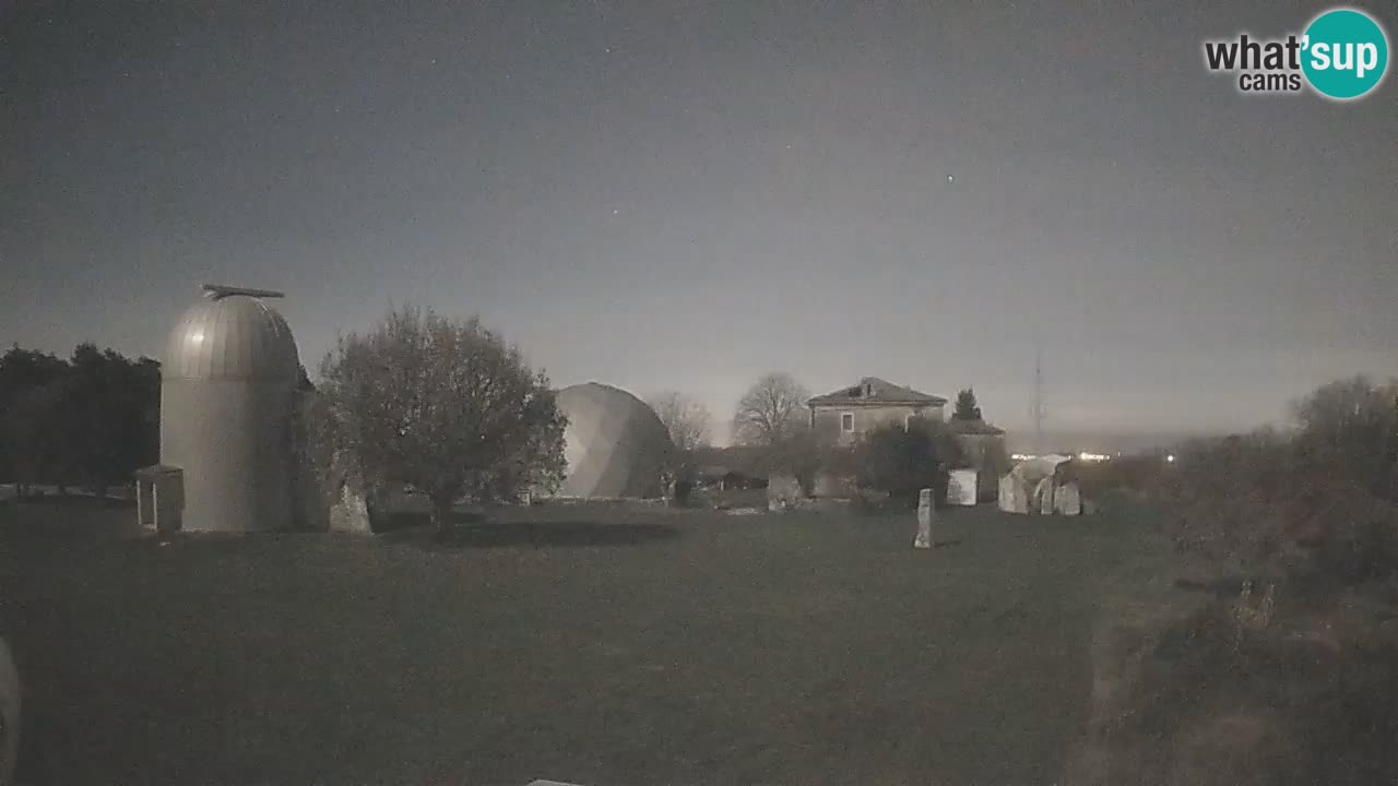 Webcam live dell’Osservatorio di  – Esplora il cielo, gli asteroidi, i comete e i meteoroidi.