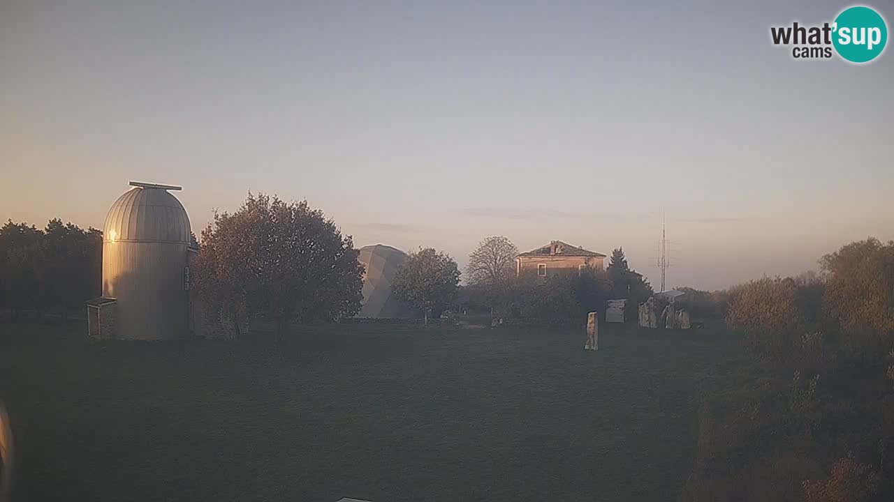 Webcam live dell’Osservatorio di  – Esplora il cielo, gli asteroidi, i comete e i meteoroidi.