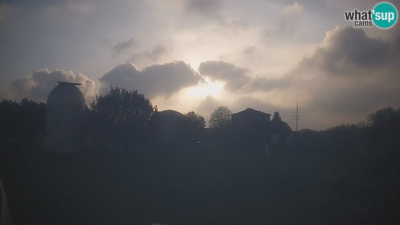 Webcam live dell’Osservatorio di  – Esplora il cielo, gli asteroidi, i comete e i meteoroidi.