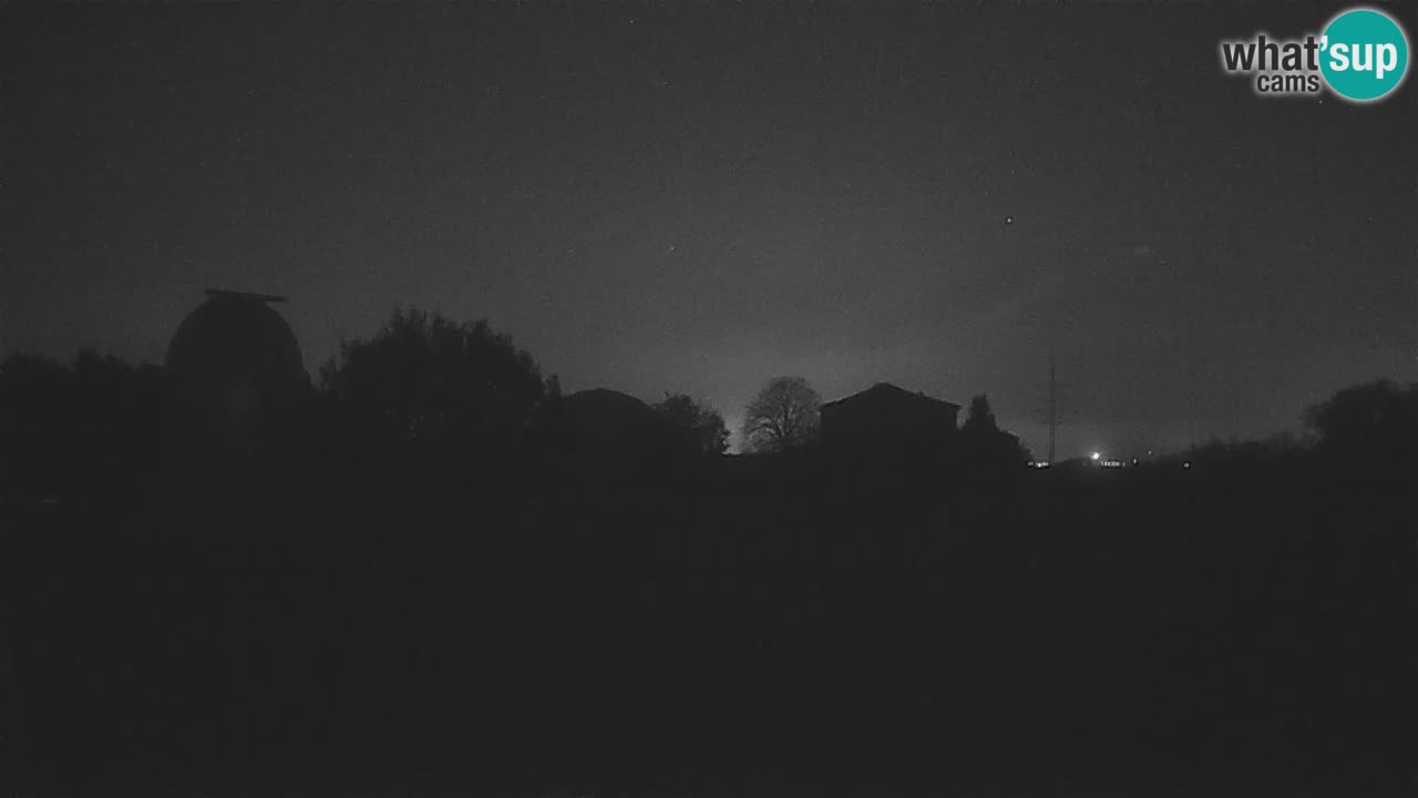 Webcam live dell’Osservatorio di  – Esplora il cielo, gli asteroidi, i comete e i meteoroidi.