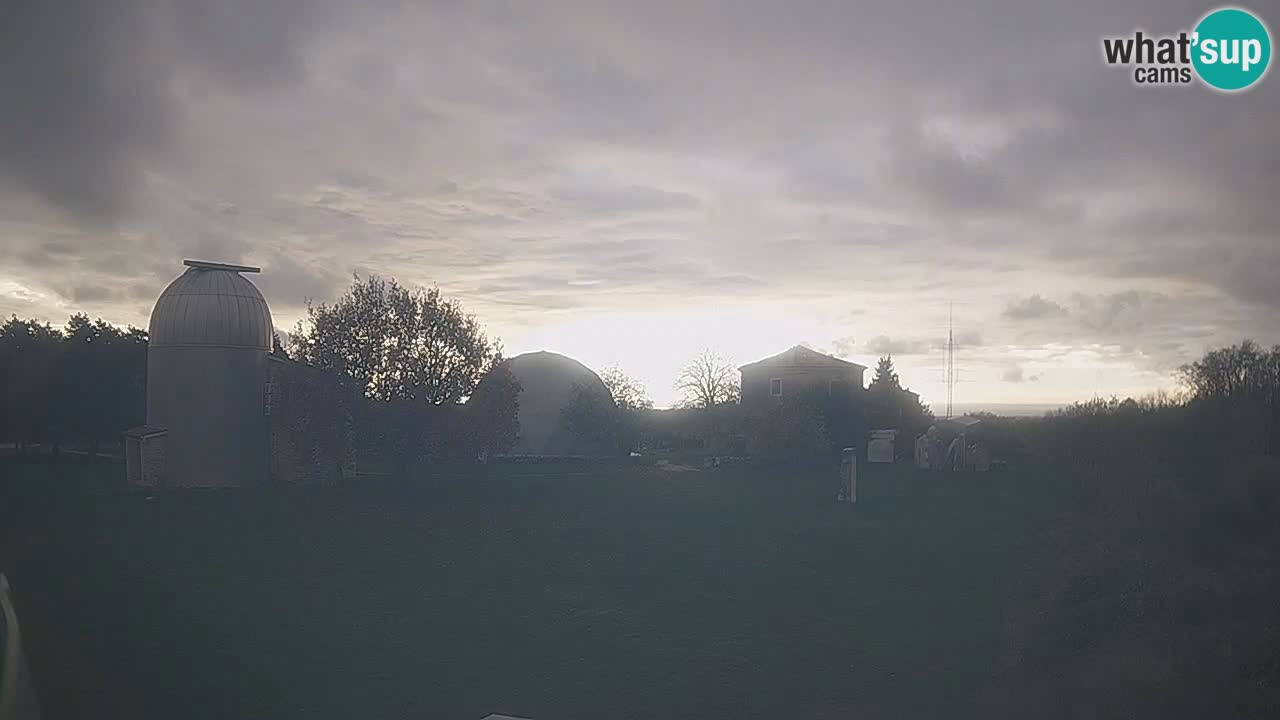 Webcam live dell’Osservatorio di  – Esplora il cielo, gli asteroidi, i comete e i meteoroidi.