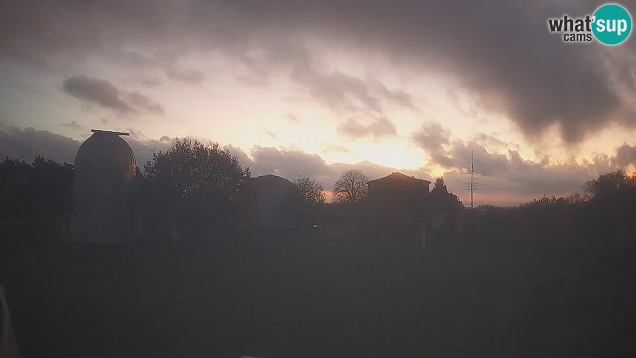 Webcam live dell’Osservatorio di  – Esplora il cielo, gli asteroidi, i comete e i meteoroidi.