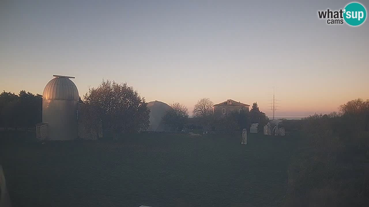 Webcam live dell’Osservatorio di  – Esplora il cielo, gli asteroidi, i comete e i meteoroidi.