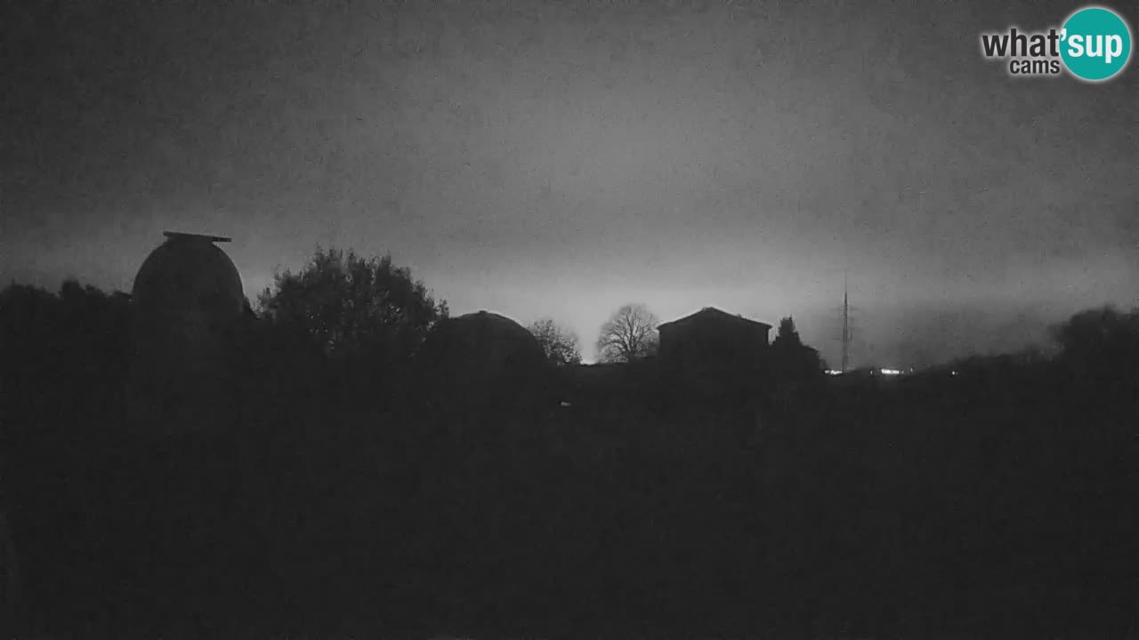 Webcam live dell’Osservatorio di  – Esplora il cielo, gli asteroidi, i comete e i meteoroidi.