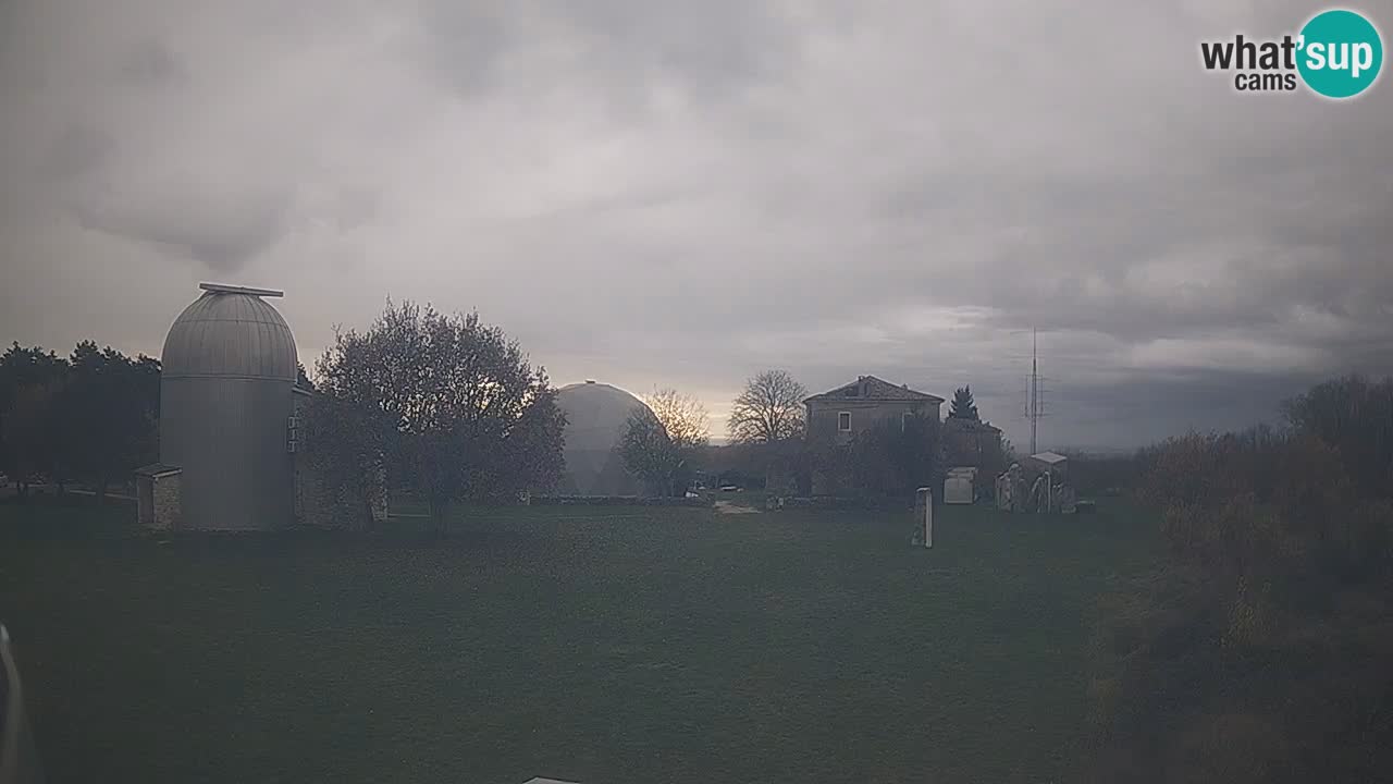 Webcam live dell’Osservatorio di  – Esplora il cielo, gli asteroidi, i comete e i meteoroidi.