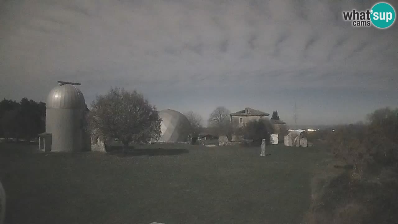 Webcam live dell’Osservatorio di  – Esplora il cielo, gli asteroidi, i comete e i meteoroidi.