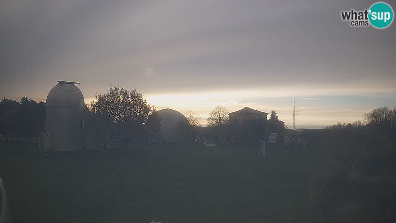 Webcam live dell’Osservatorio di  – Esplora il cielo, gli asteroidi, i comete e i meteoroidi.