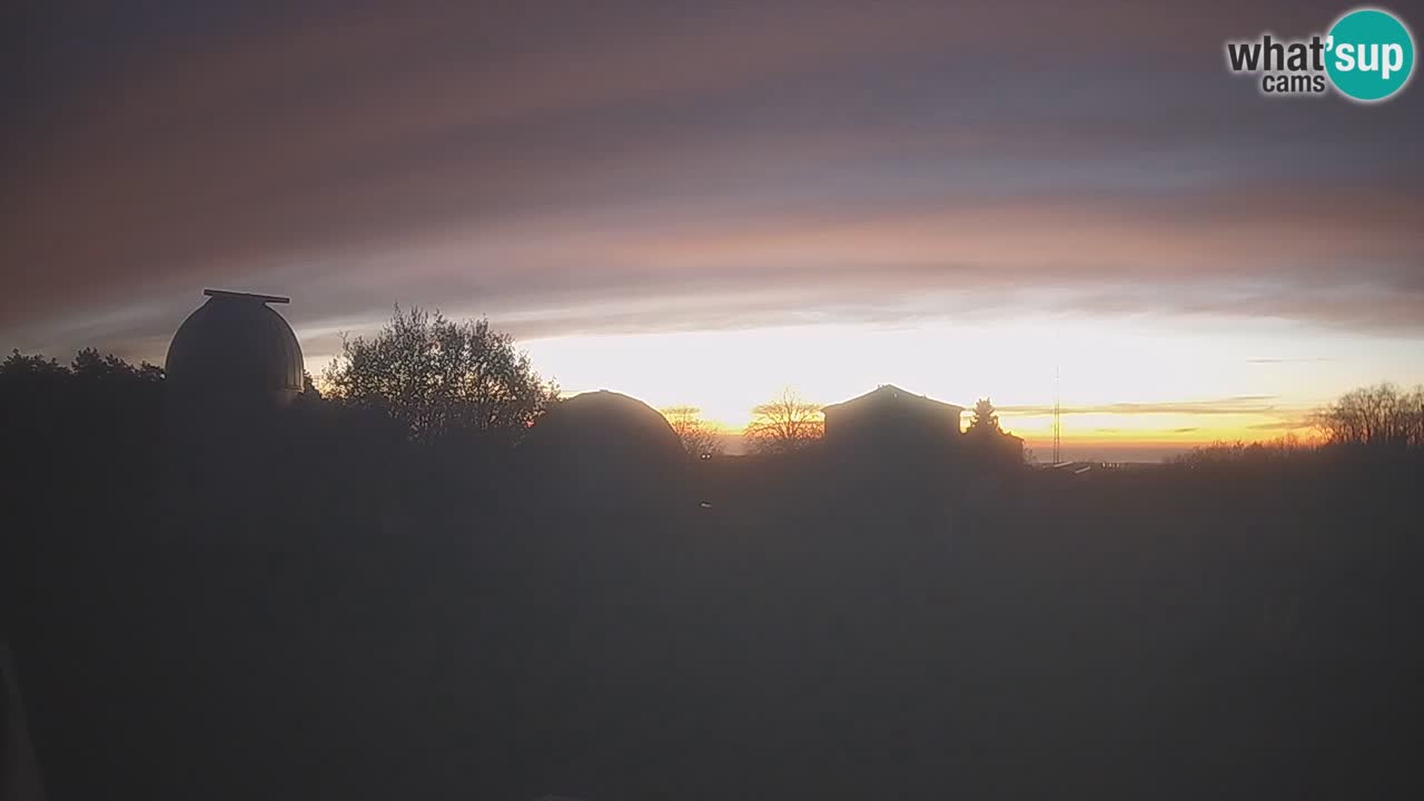 Webcam live dell’Osservatorio di  – Esplora il cielo, gli asteroidi, i comete e i meteoroidi.