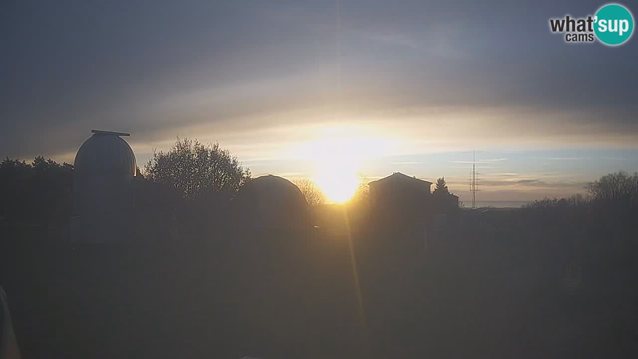 Webcam live dell’Osservatorio di  – Esplora il cielo, gli asteroidi, i comete e i meteoroidi.