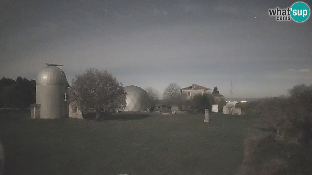 Webcam live dell’Osservatorio di  – Esplora il cielo, gli asteroidi, i comete e i meteoroidi.