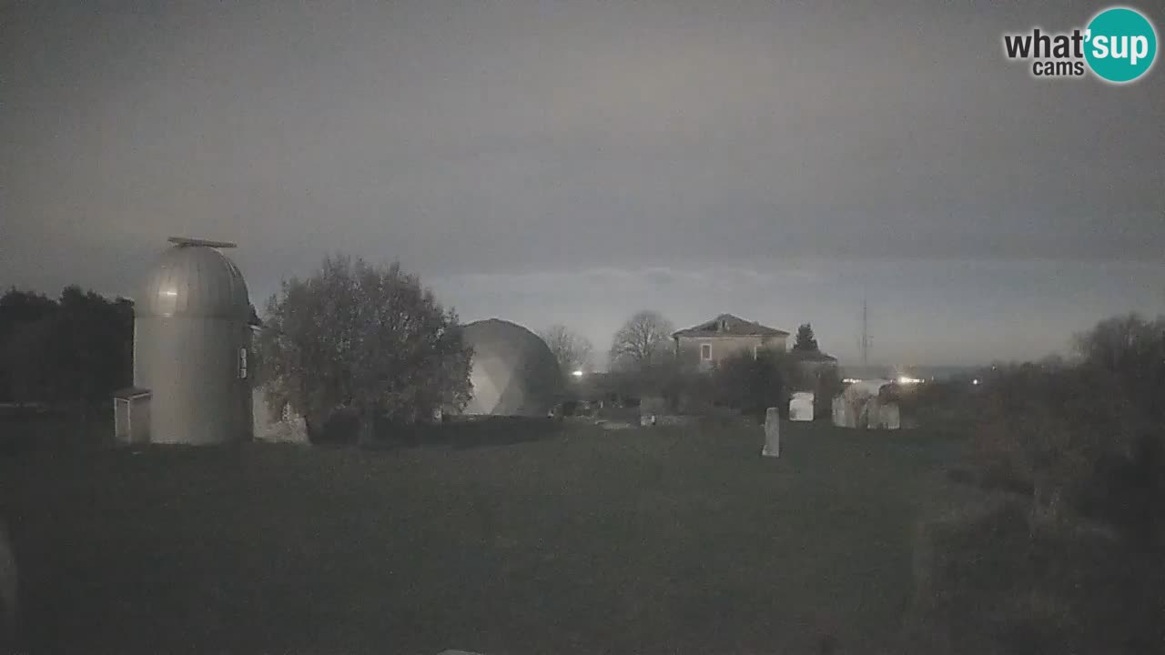 Webcam live dell’Osservatorio di  – Esplora il cielo, gli asteroidi, i comete e i meteoroidi.