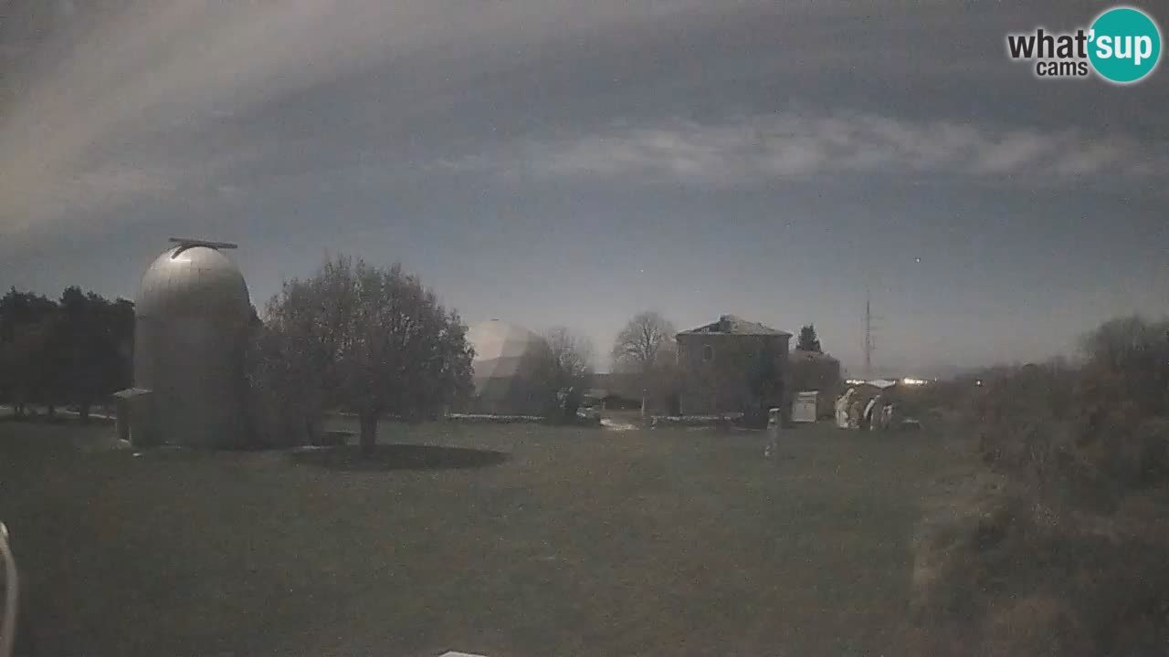 Webcam live dell’Osservatorio di  – Esplora il cielo, gli asteroidi, i comete e i meteoroidi.