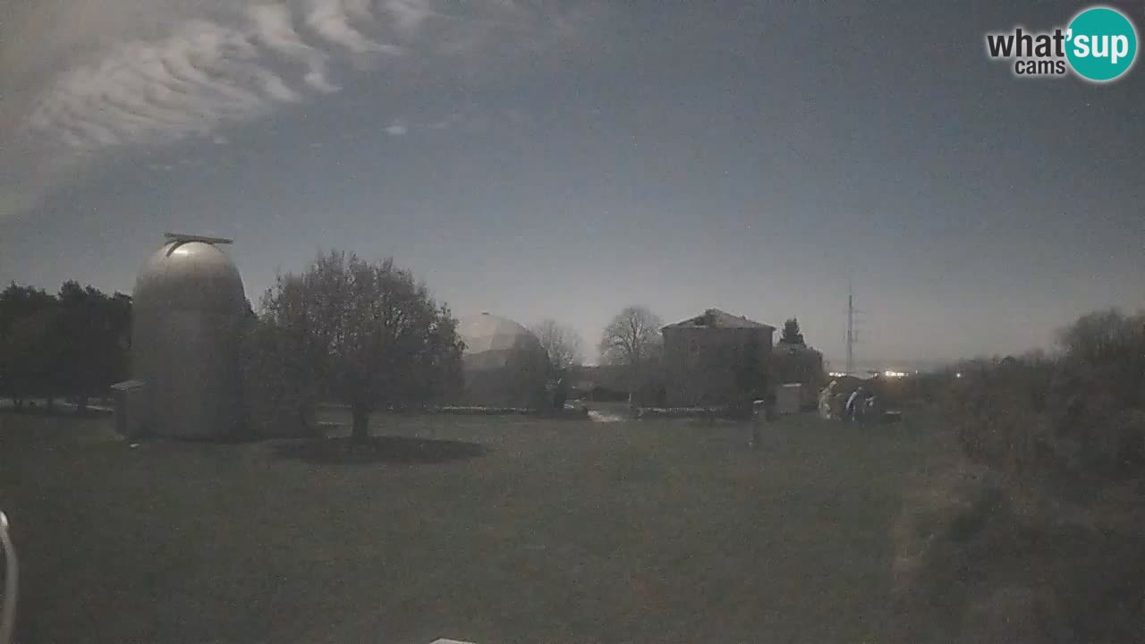 Webcam live dell’Osservatorio di  – Esplora il cielo, gli asteroidi, i comete e i meteoroidi.